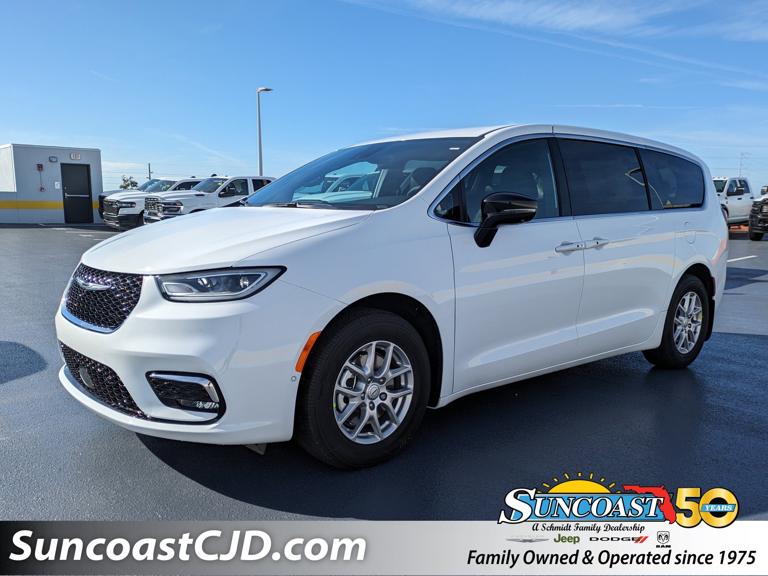 2026 Chrysler Pacifica Select's photo