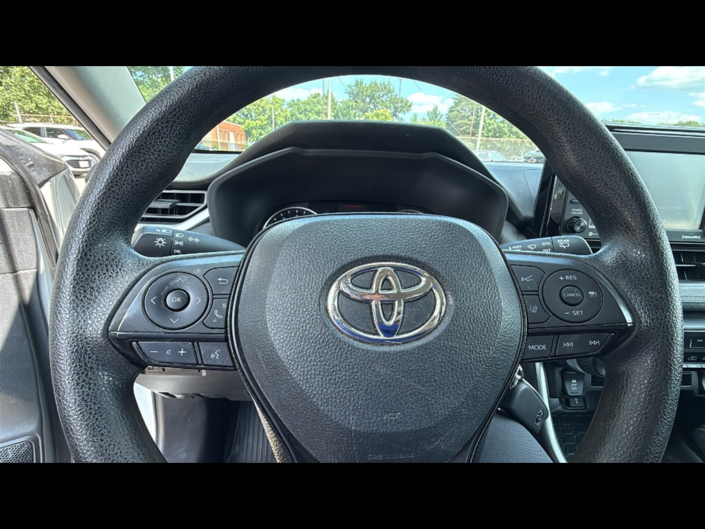 2022 Toyota RAV4 LE photo 2