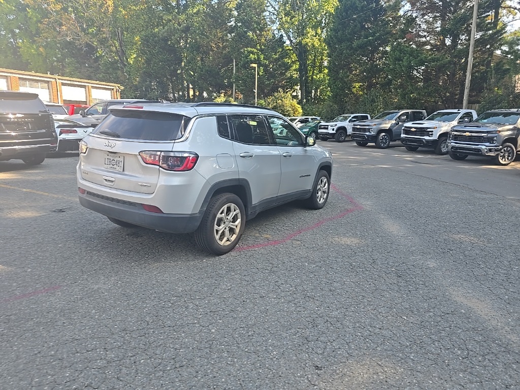 2024 Jeep Compass Latitude photo 4