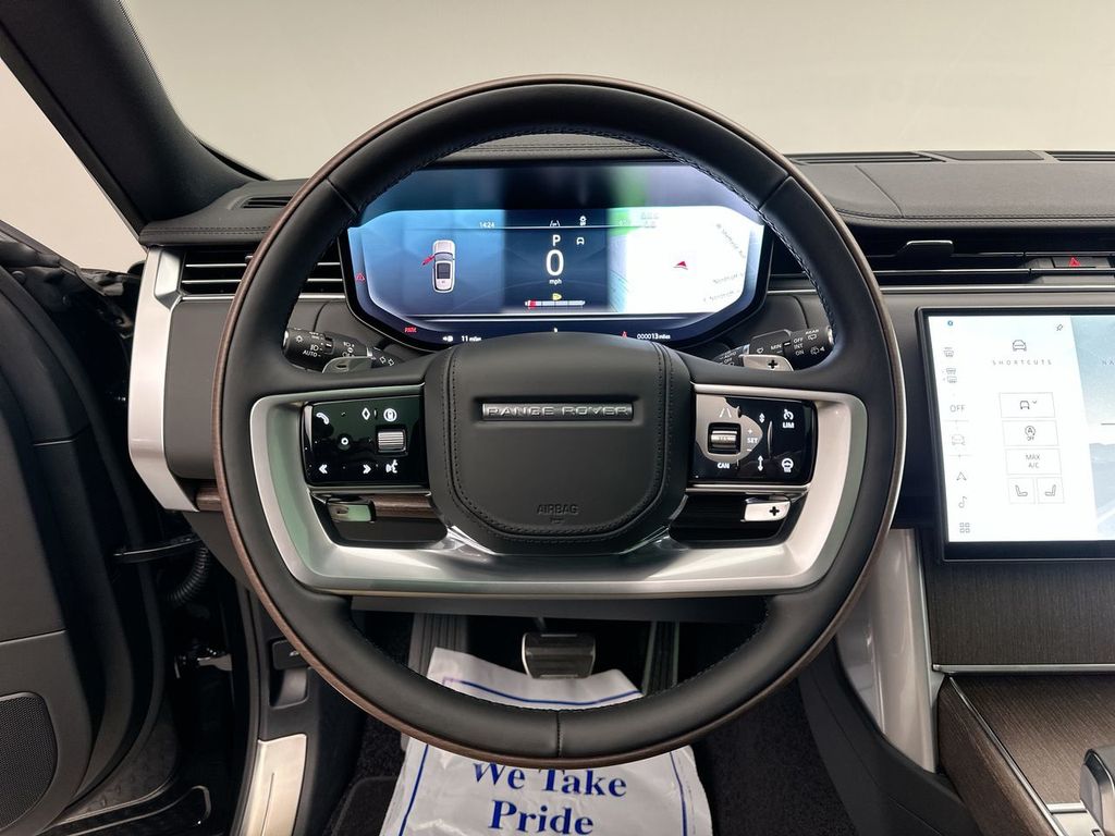 2025 Land Rover Range Rover SE photo 11