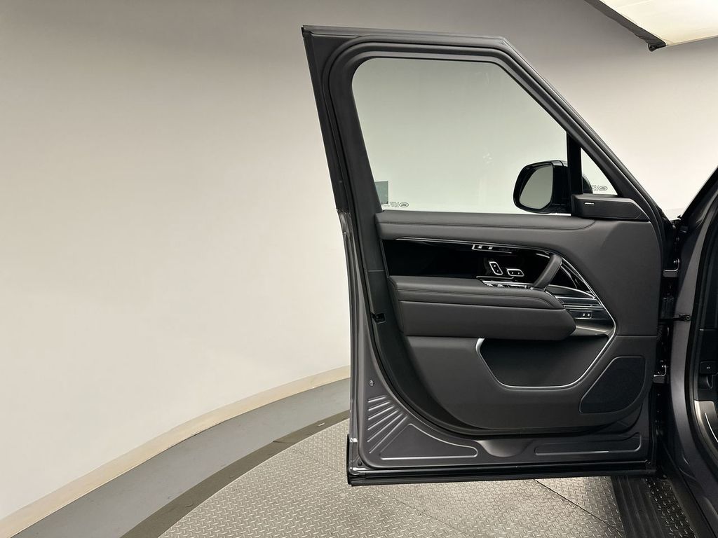 2025 Land Rover Range Rover SE photo 8