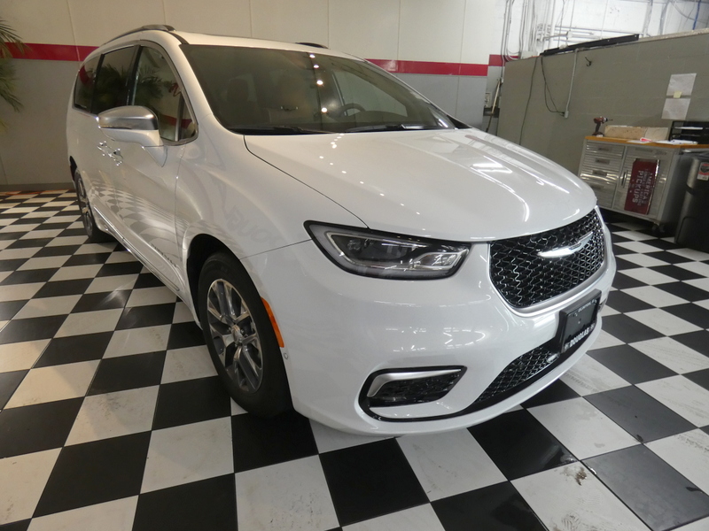 2024 Chrysler Pacifica Hybrid Pinnacle photo 3