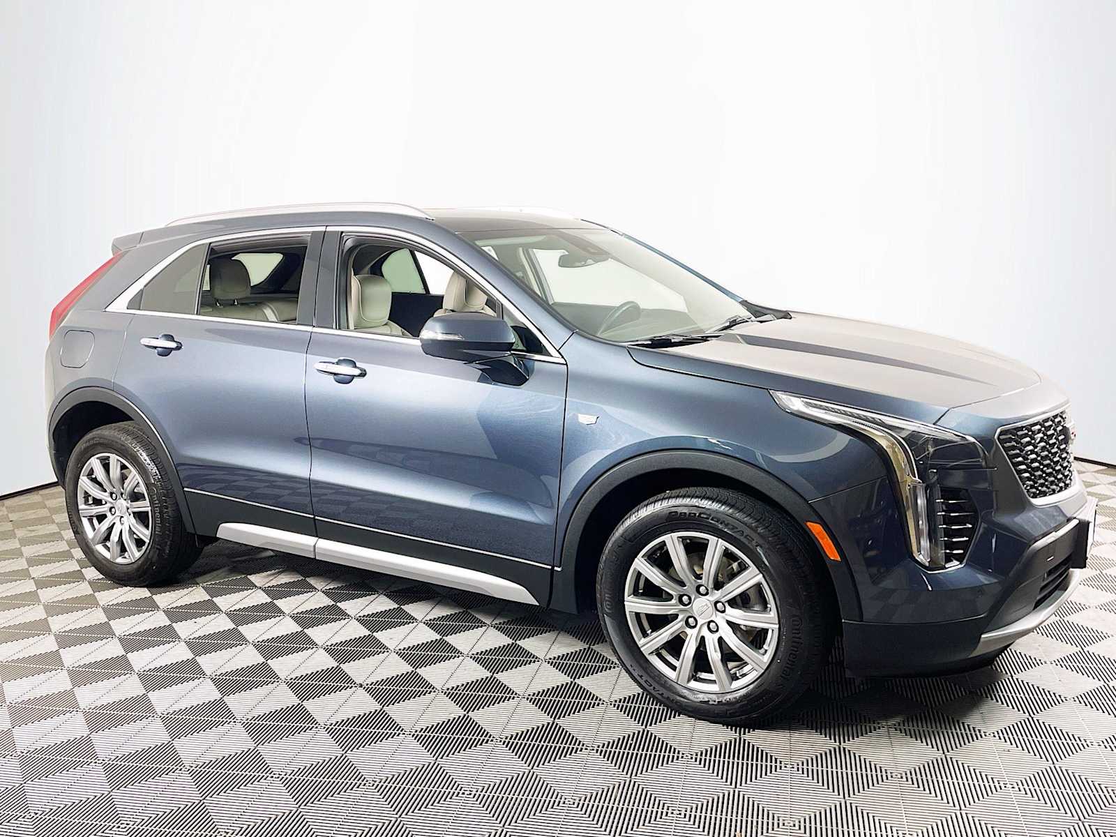 2021 Cadillac XT4 Premium Luxury photo 3