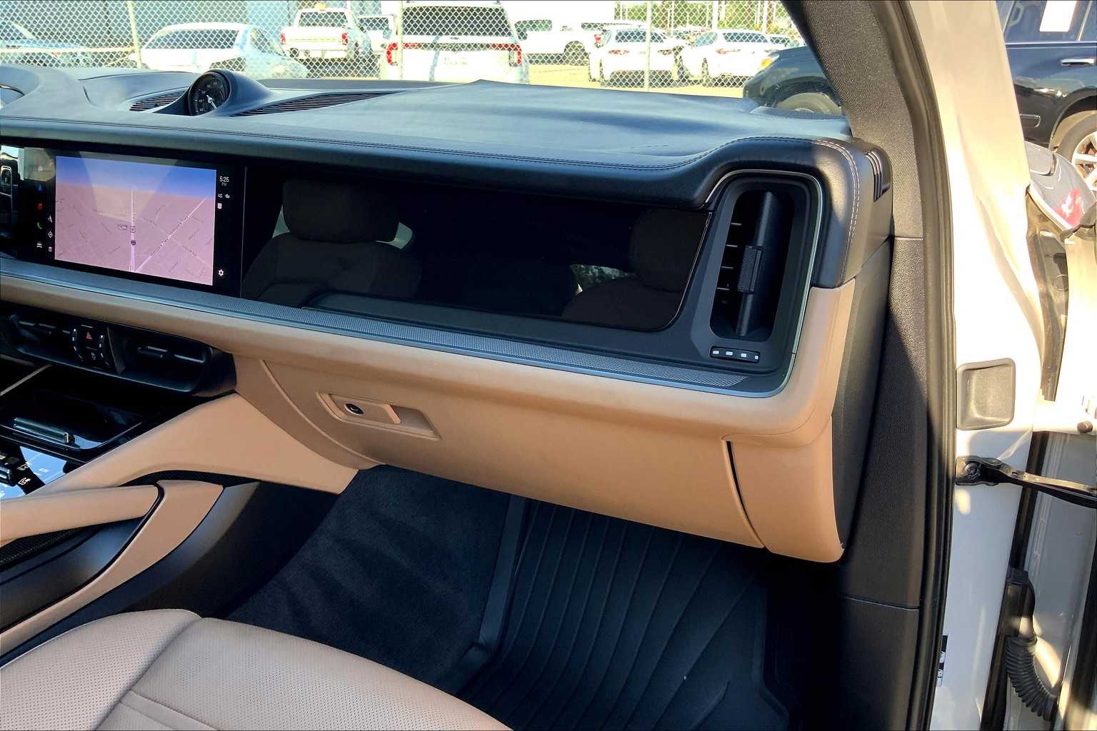 2024 Porsche Cayenne Coupe photo 35