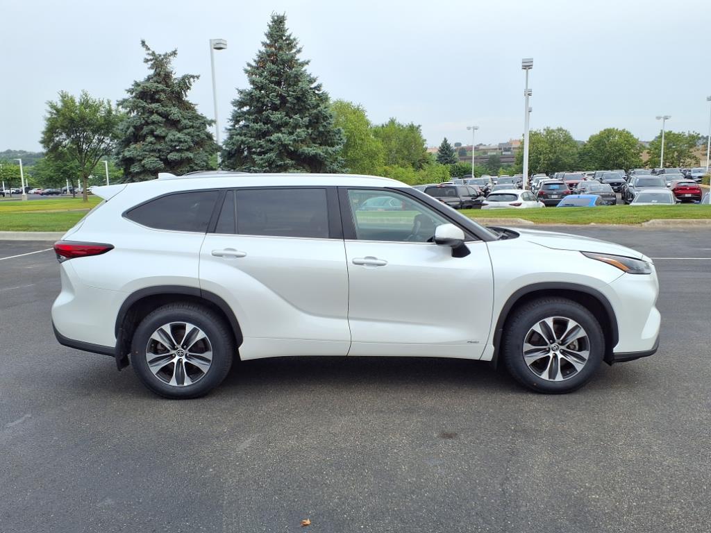 Certified 2022 Toyota Highlander XLE with VIN 5TDGBRCH0NS096327 for sale in Burnsville, Minnesota