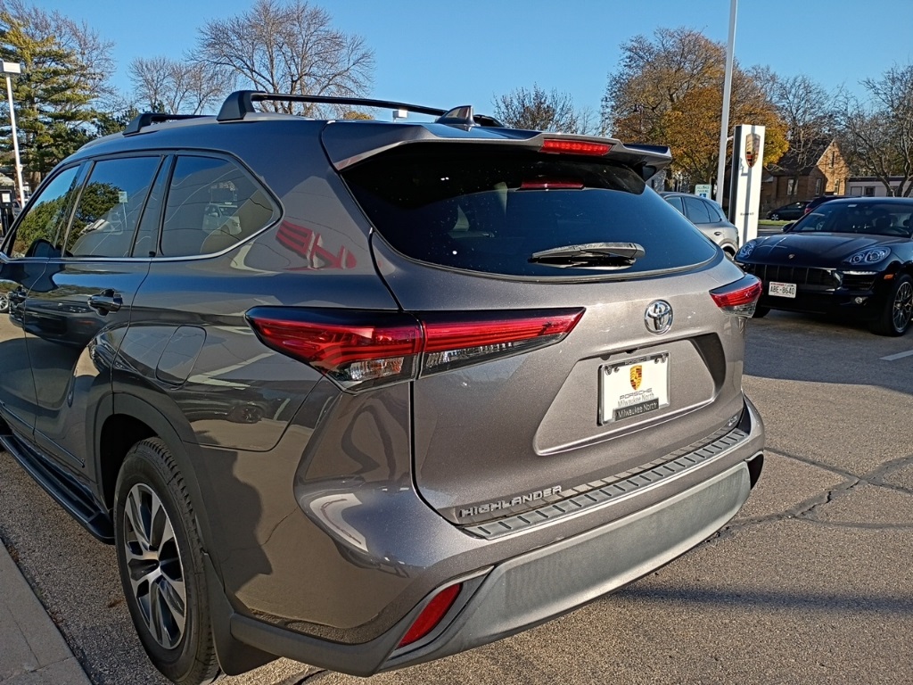 2022 Toyota Highlander XLE photo 3