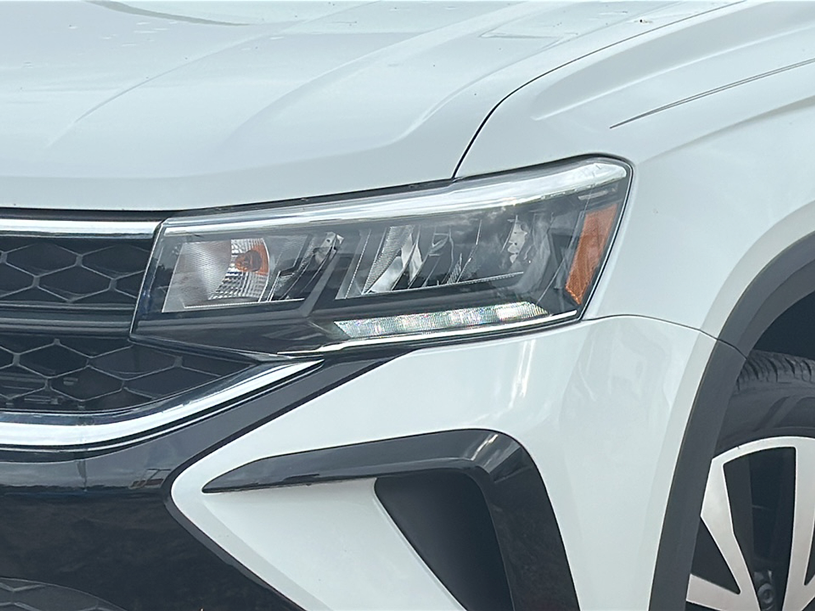 2024 Volkswagen Taos SE photo 2