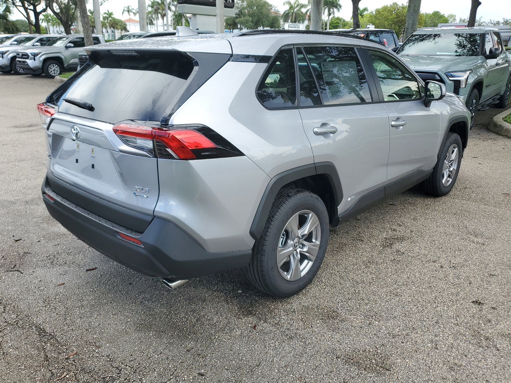 2025 Toyota RAV4 Hybrid XLE photo 5