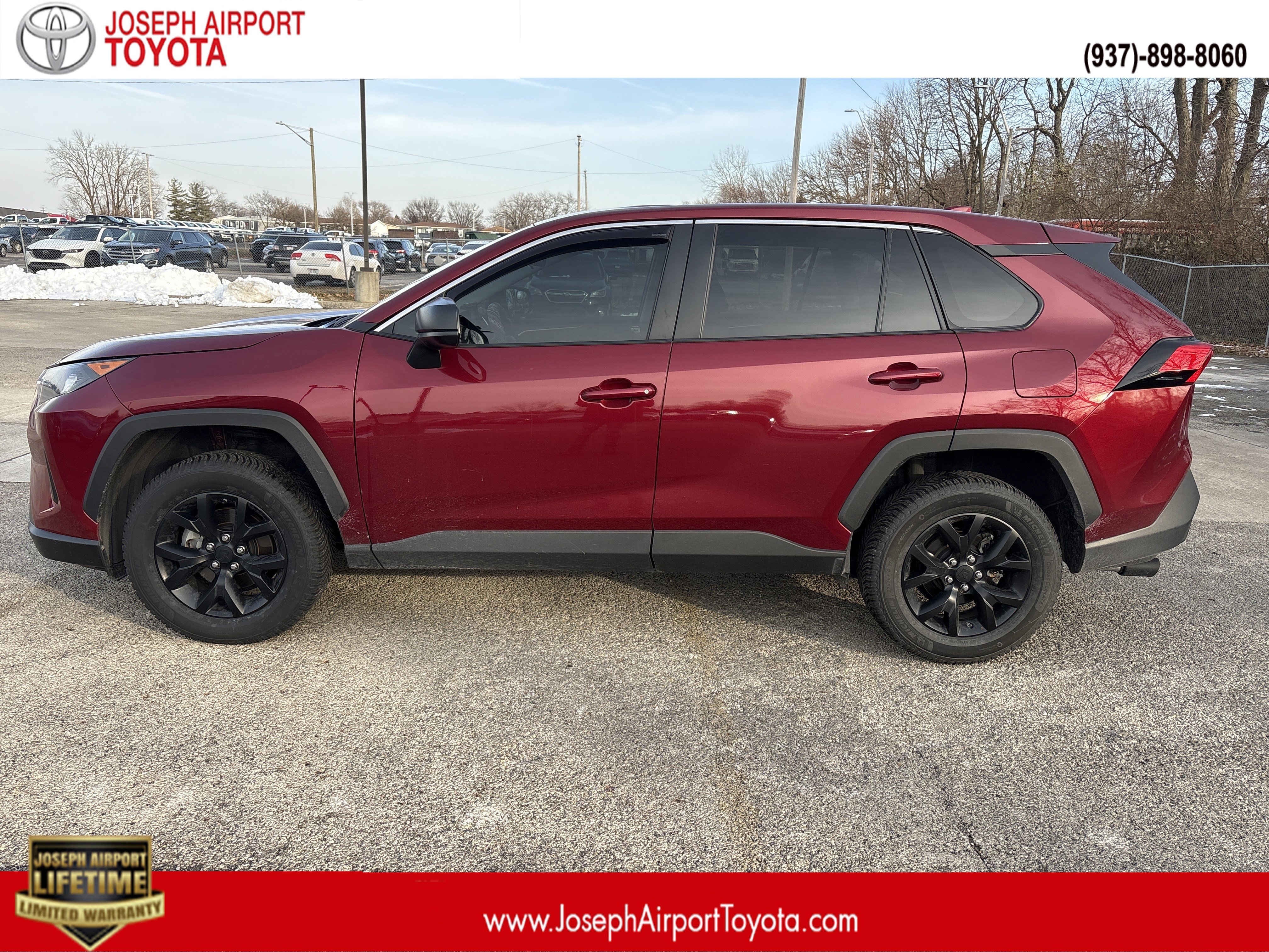 2022 Toyota RAV4 LE's photo