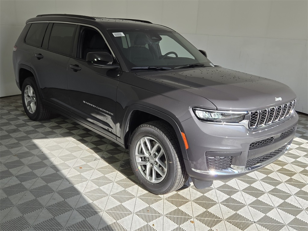 2025 Jeep Grand Cherokee Laredo photo 2