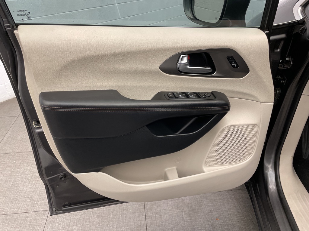 2020 Chrysler Pacifica Touring L photo 17