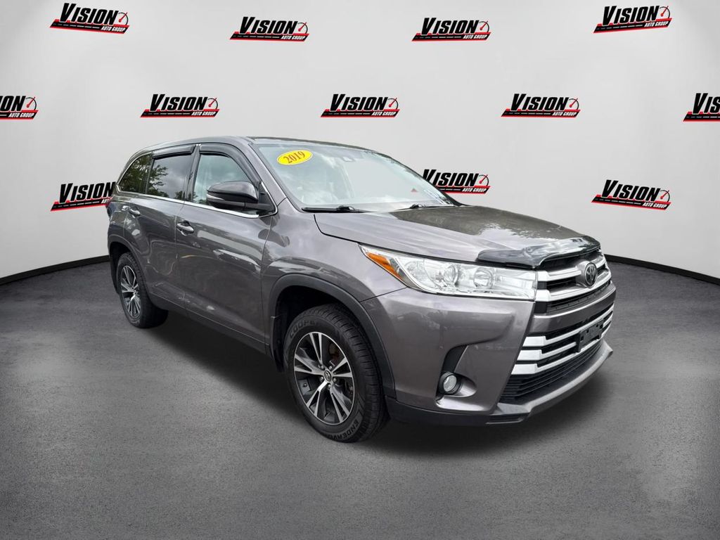 2019 Toyota Highlander LE Plus photo 3
