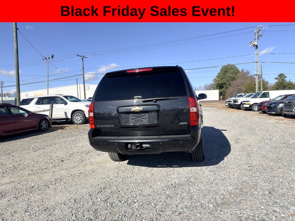 2011 Chevrolet Suburban 1500 LT photo 3