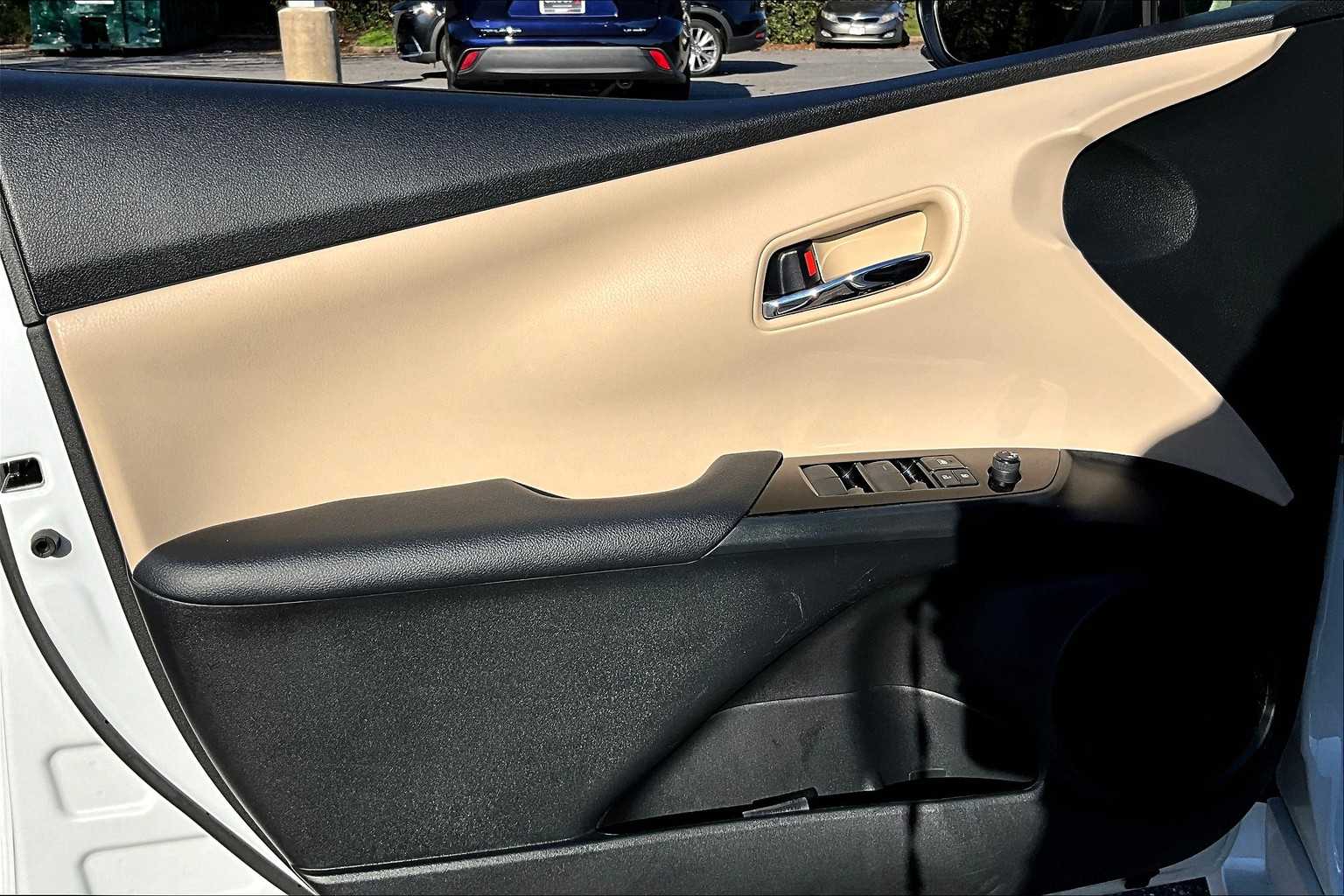 2022 Toyota Prius LE photo 19
