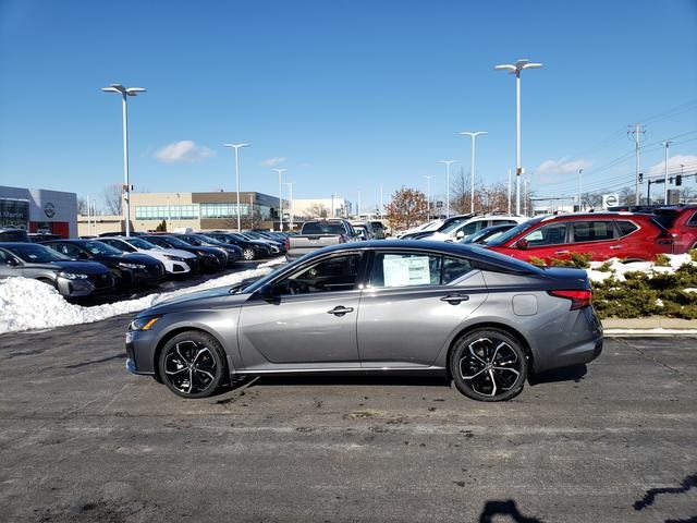 2025 Nissan Altima SR photo 4