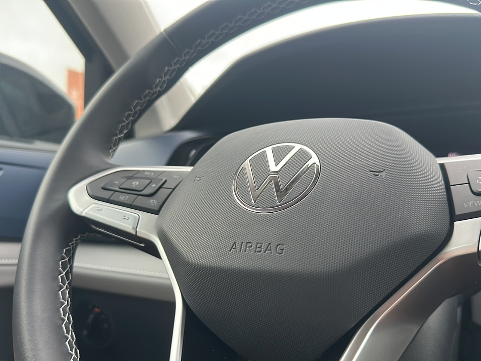 New 2024 Deep Black Pearl Effect Volkswagen SE image 20