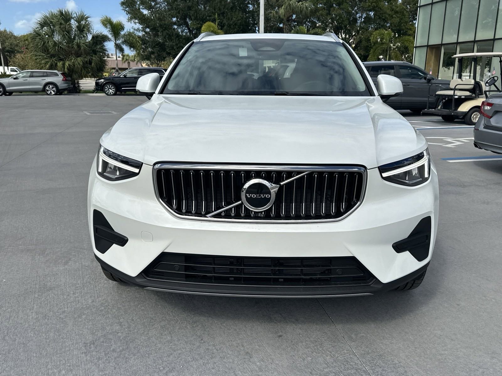 2025 Volvo XC40 Core AWD photo 5