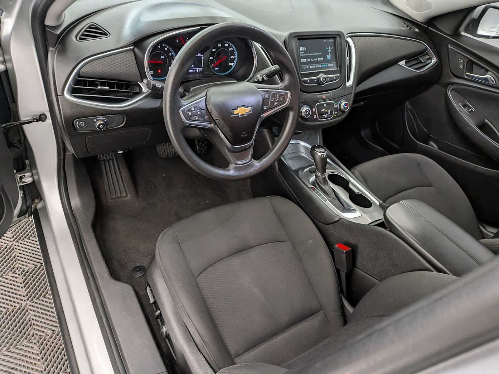 2018 Chevrolet Malibu 1LT photo 2