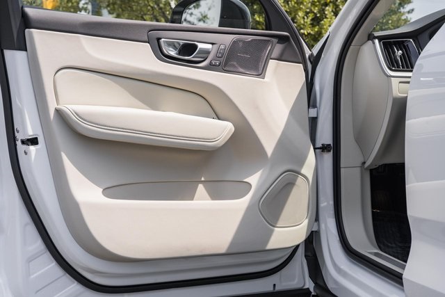 2026 Volvo XC60 Hybrid T8 photo 32