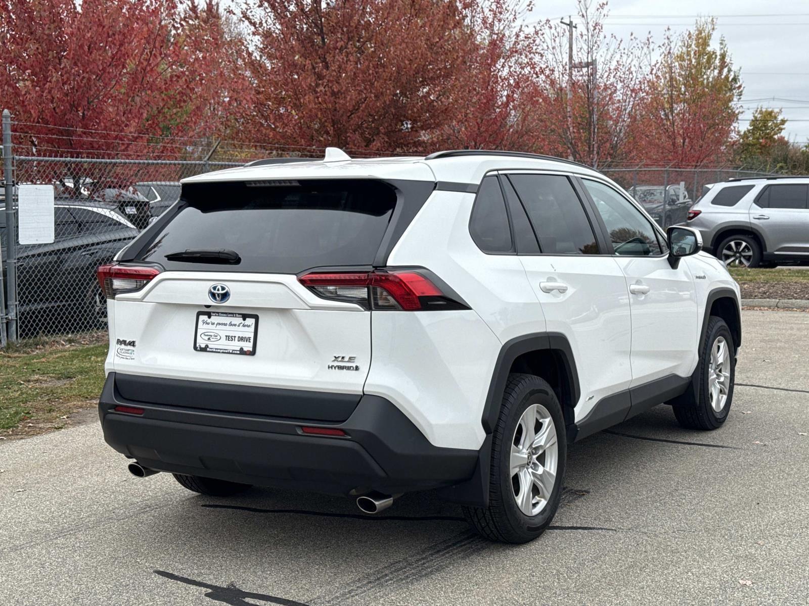 2021 Toyota RAV4 Hybrid XLE photo 3