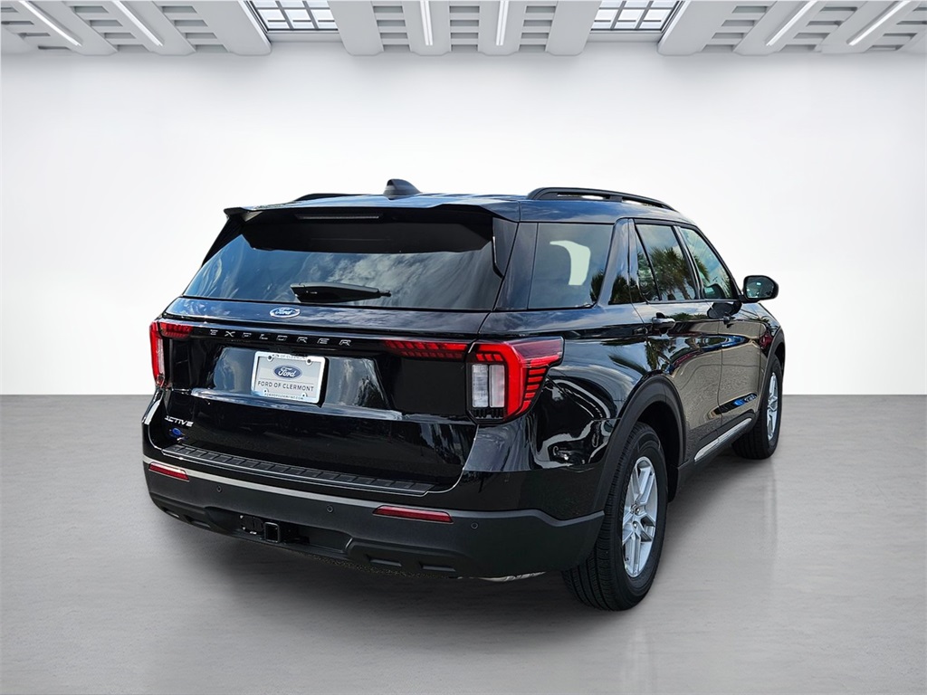 2025 Ford Explorer photo 2