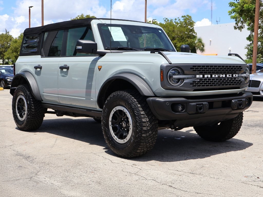 2023 Ford Bronco Badlands photo 2