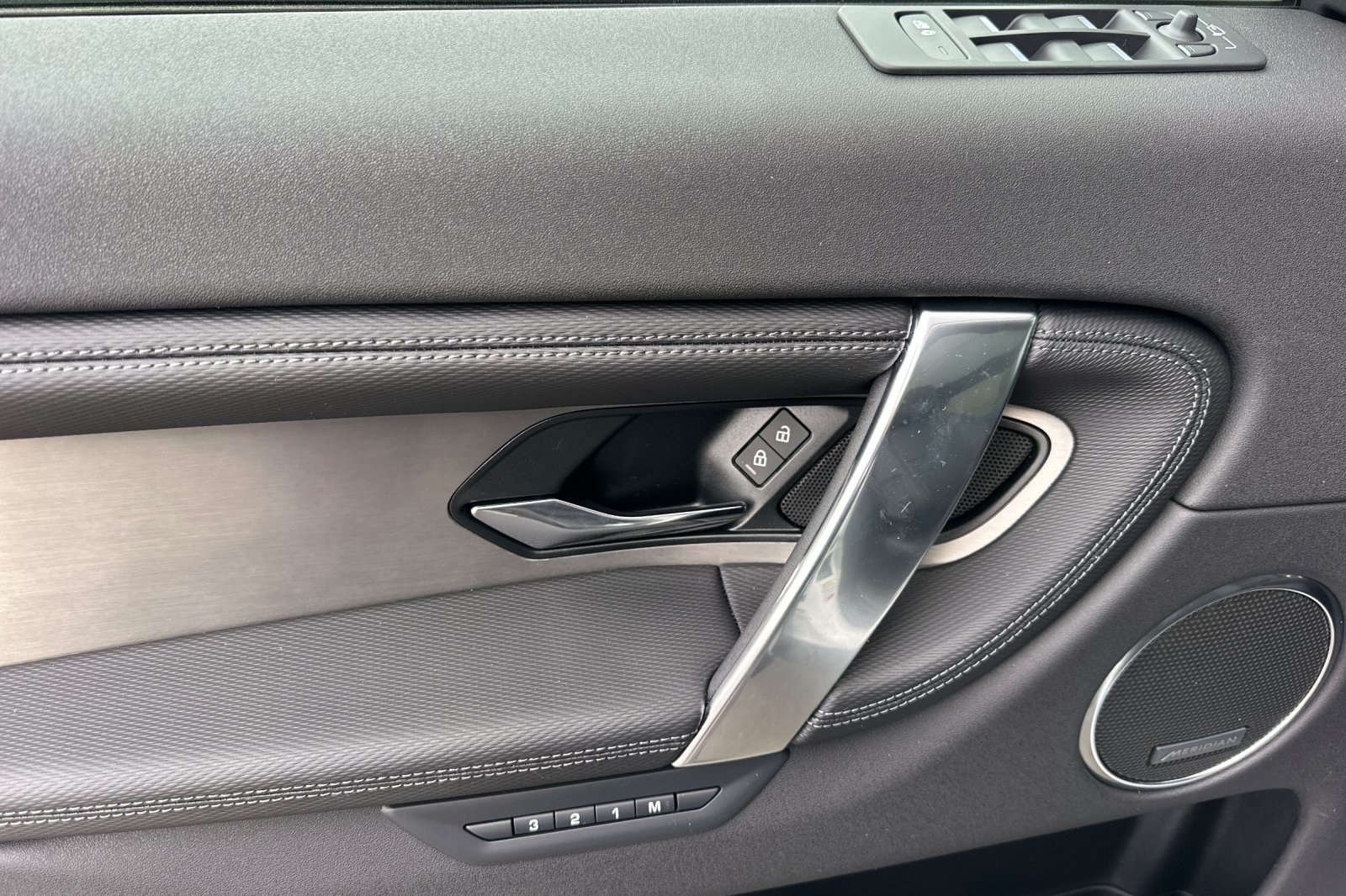 2025 Land Rover Discovery Sport Dynamic SE photo 10