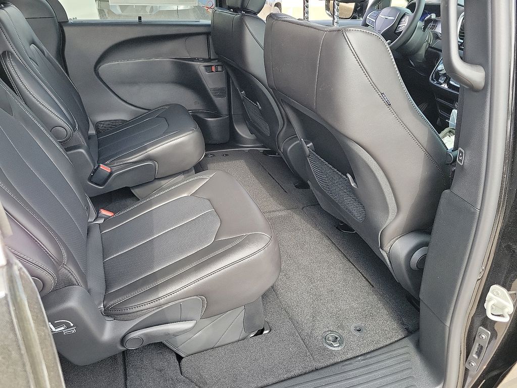 2025 Chrysler Voyager LX photo 8