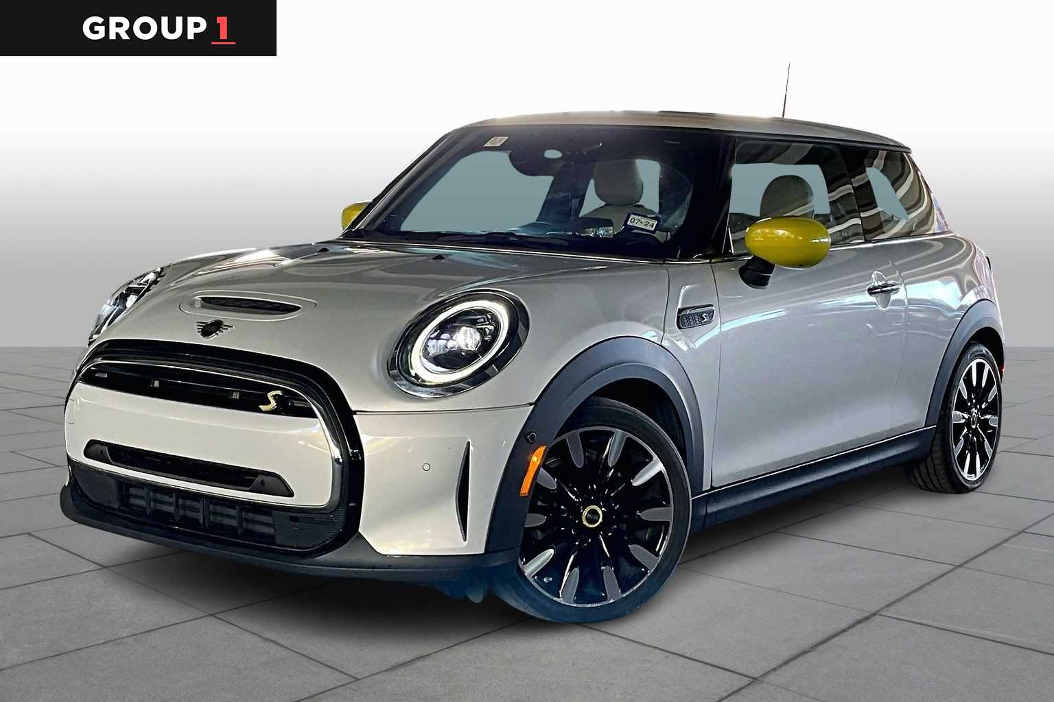 2023 MINI Hardtop 2 Door SE's photo