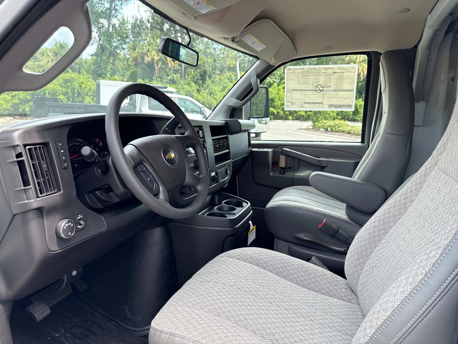 2025 Chevrolet Express Cutaway 3500 photo 12