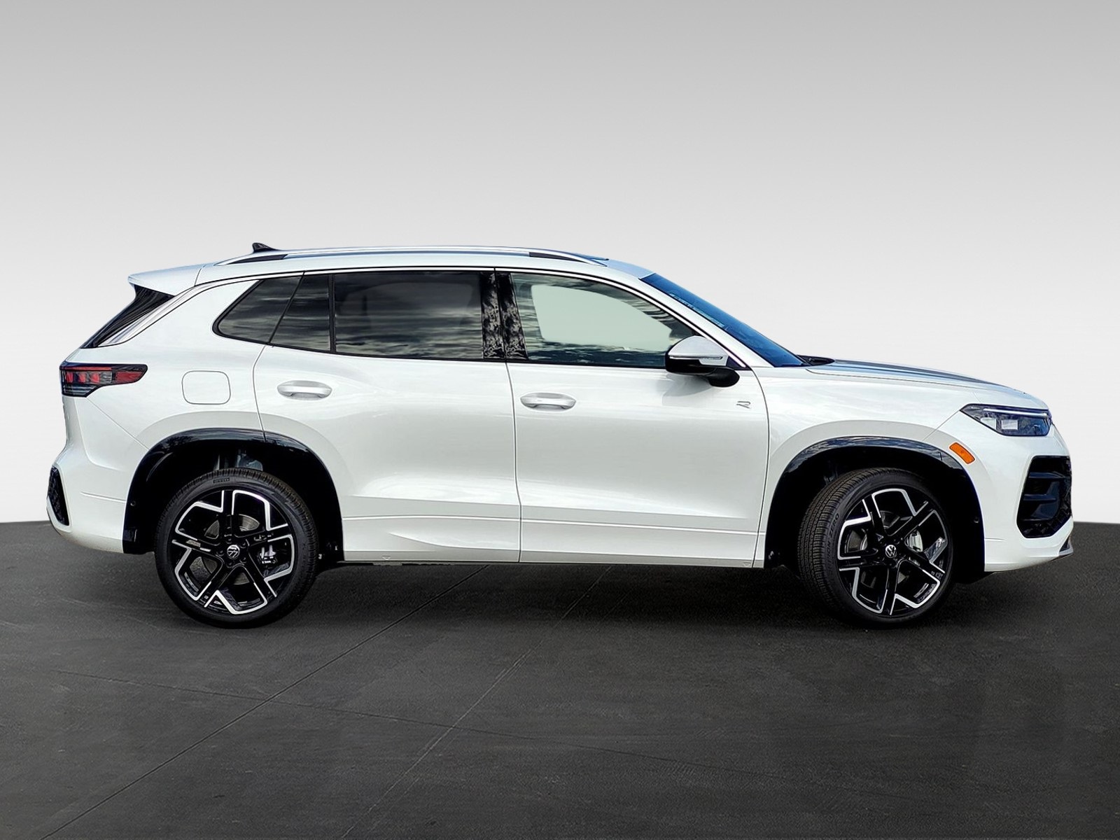 2026 Volkswagen Tiguan SEL R-Line photo 2