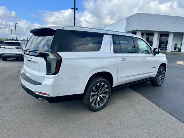 2025 Chevrolet Suburban High Country photo 3