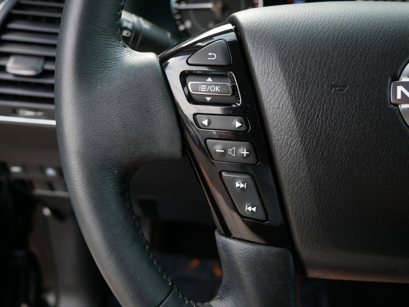 2024 Nissan Armada SL photo 18