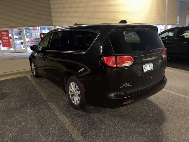 2017 Chrysler Pacifica Touring photo 5
