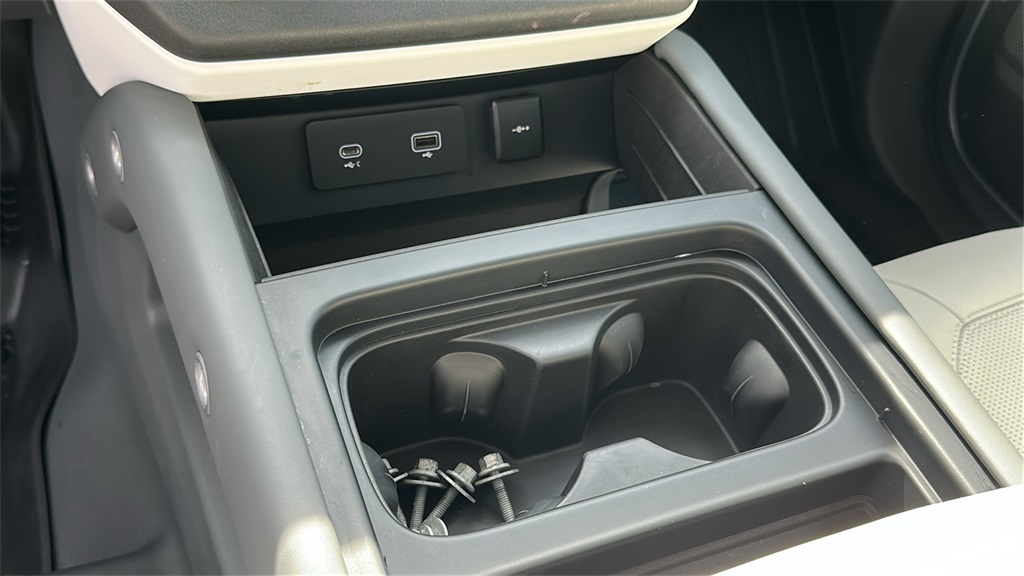2024 Land Rover Defender 130 S photo 19