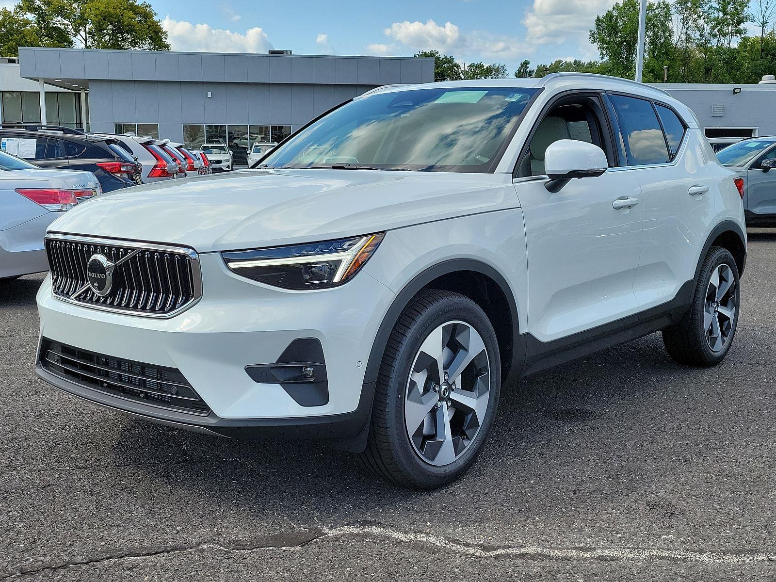 2025 Volvo XC40 Plus photo 2