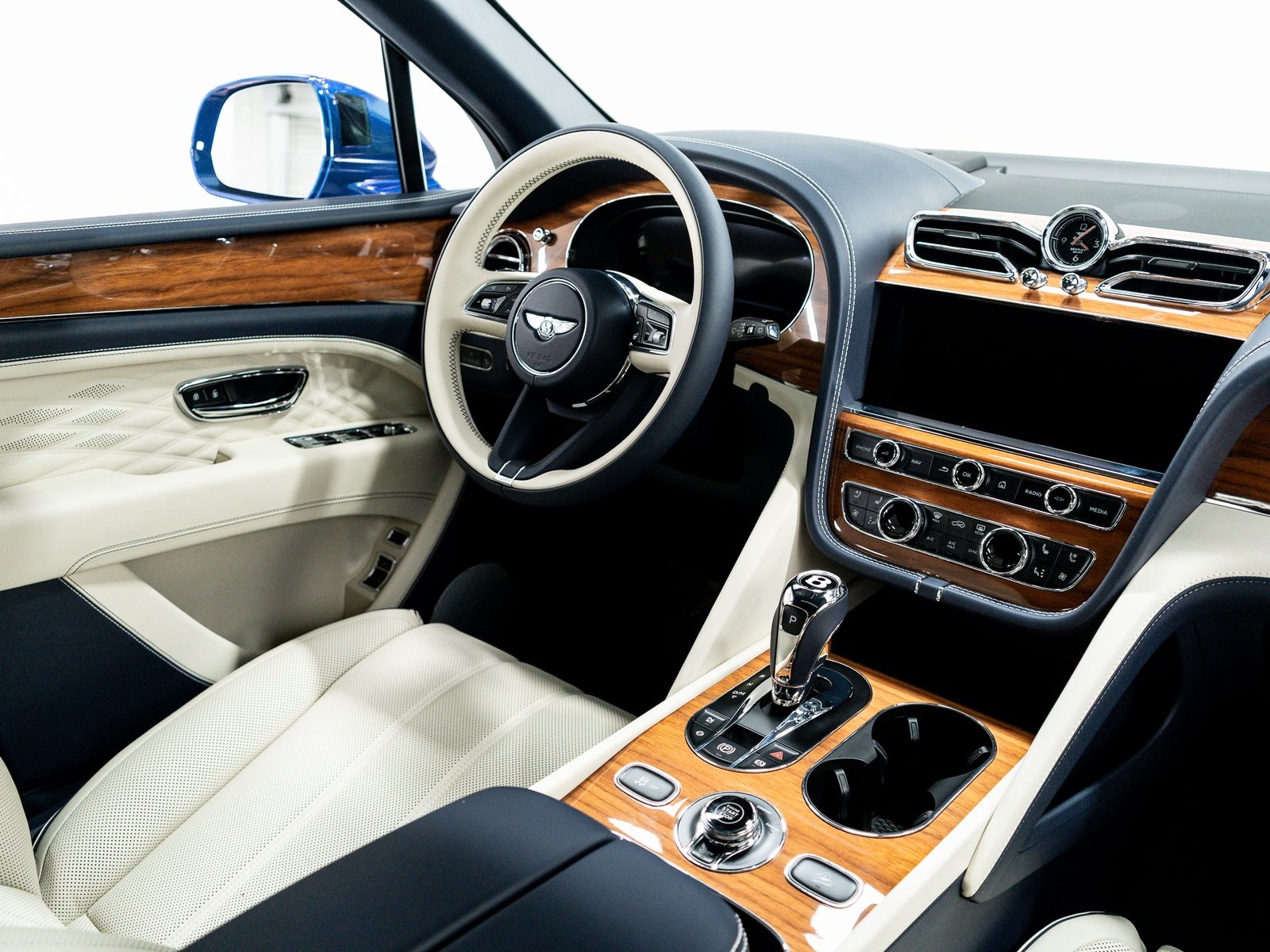 2025 Bentley Bentayga EWB Azure V8 photo 23
