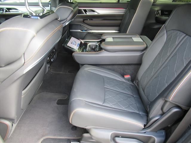 2023 Jeep Grand Wagoneer III photo 27