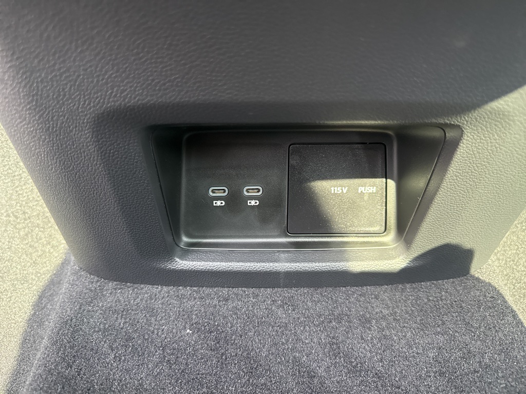 2025 Volkswagen Atlas Cross Sport SEL R-Line photo 19