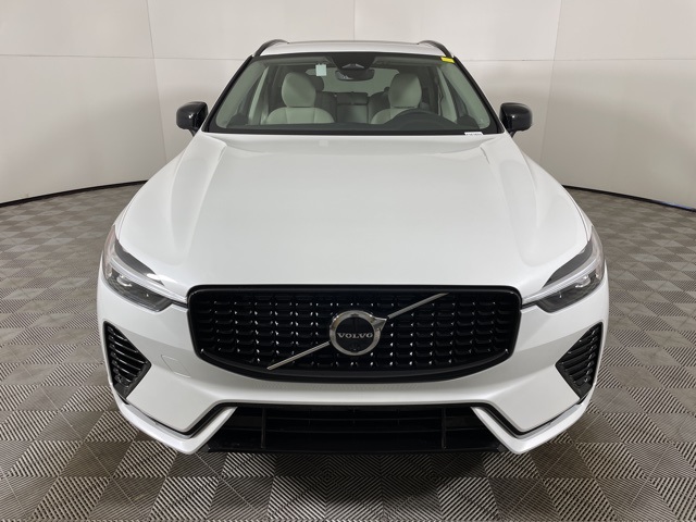 2025 Volvo XC60 T8 Plus photo 4