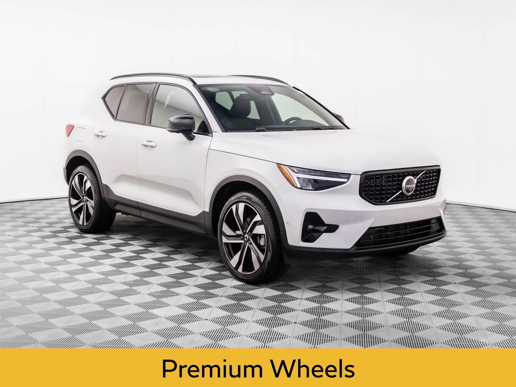 2025 Volvo XC40 Plus photo 4