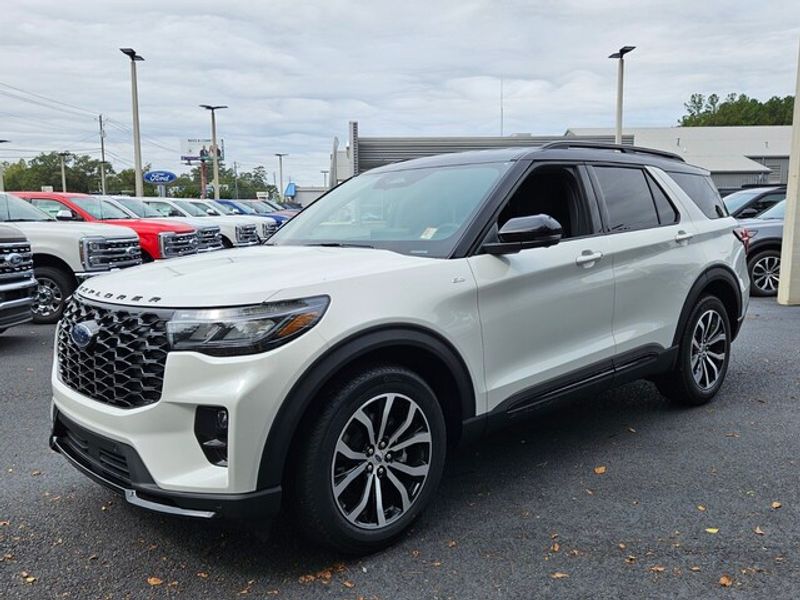 2025 Ford Explorer ST-Line photo 3