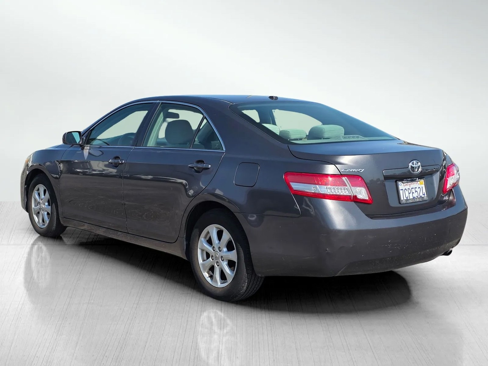 2011 Toyota Camry LE photo 3