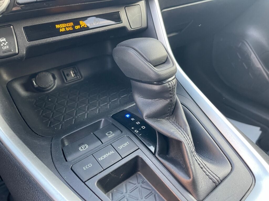 2019 Toyota RAV4 LE photo 11