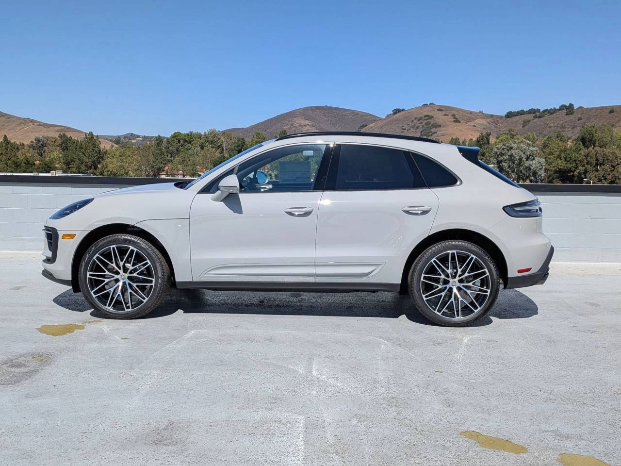 2025 Porsche Macan T photo 2