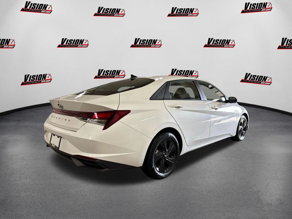 2023 Hyundai Elantra SEL photo 5