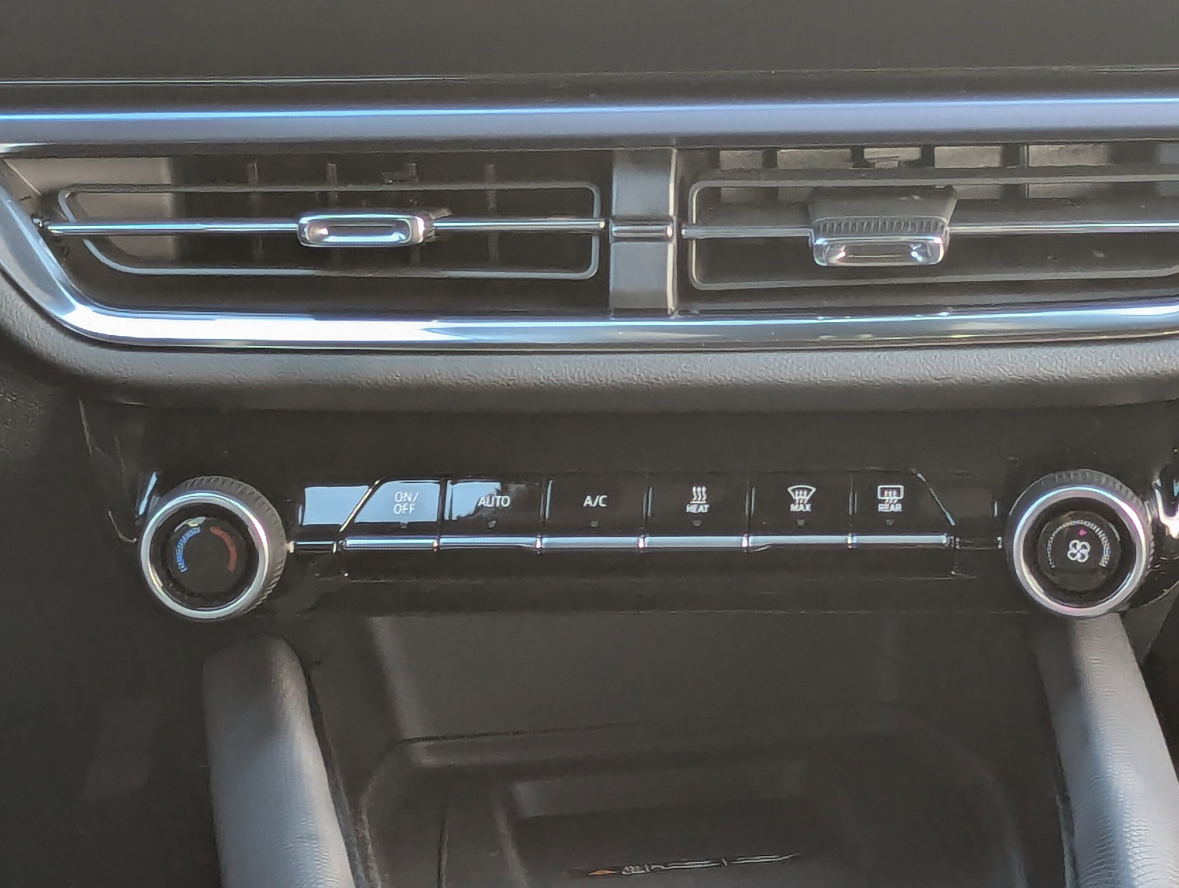 2025 Chevrolet Equinox EV 1LT photo 3