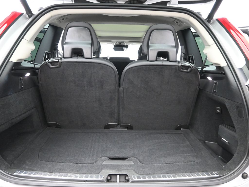 2022 Volvo XC90 T6 Momentum photo 10