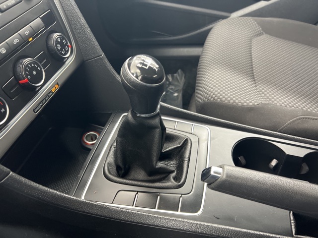 2015 Volkswagen Passat S photo 13