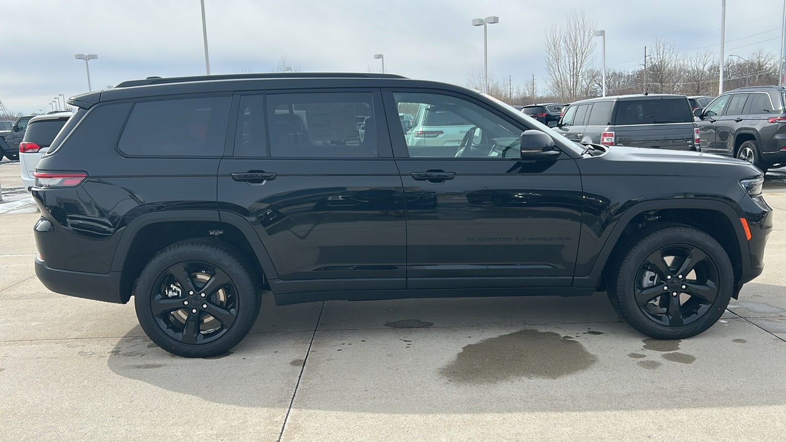 2025 Jeep Grand Cherokee Limited photo 2